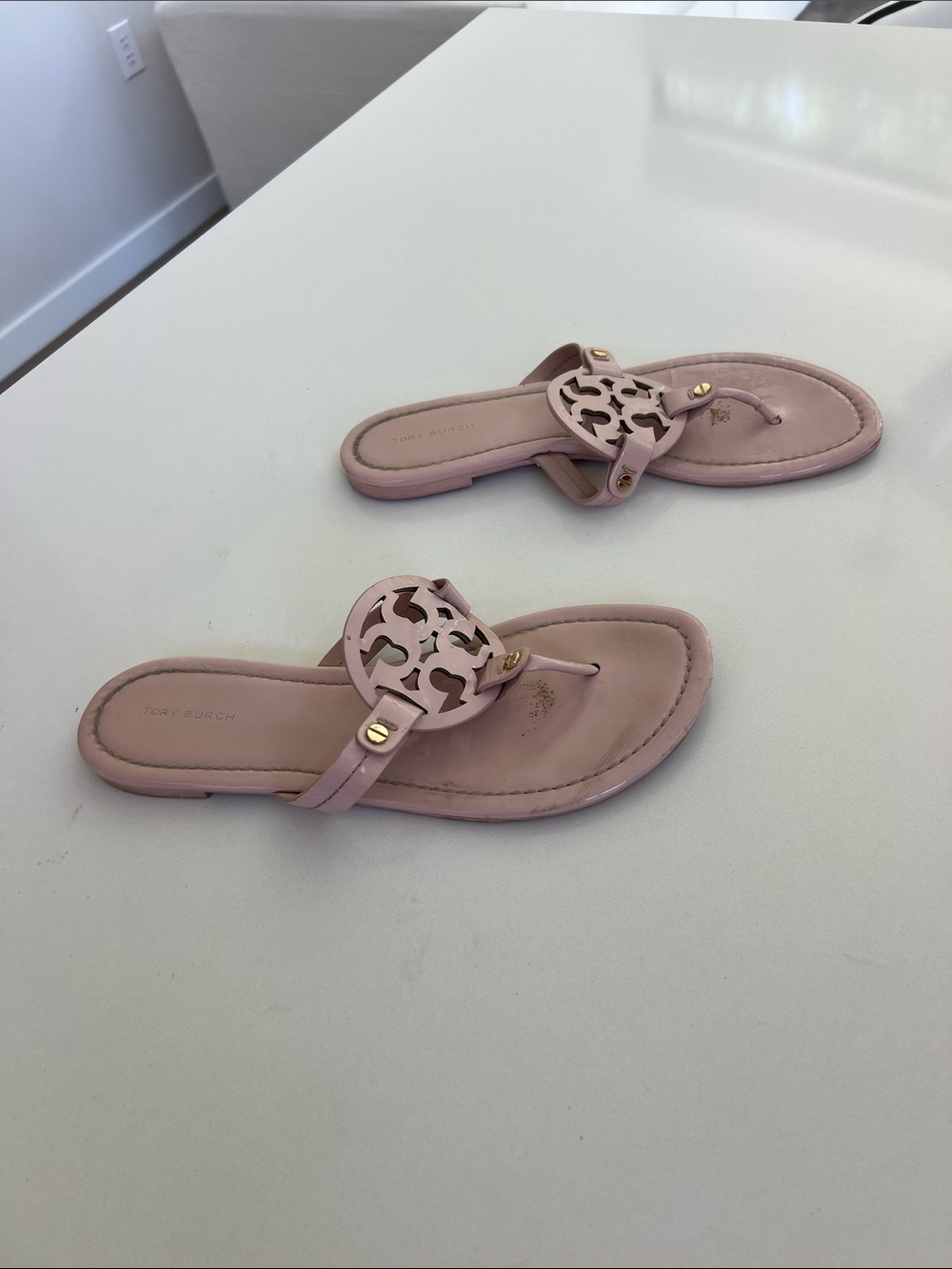 Tory Burch sea shell light pink miller patent leather flip flops sandals 8 - Picture 9 of 12